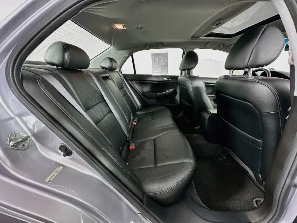 Used 2005 Silver Frost Metallic Honda EX-L image 26