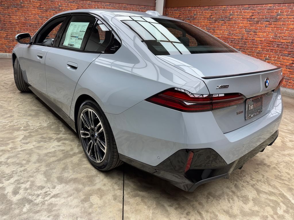 New 2027 Gray BMW 530i xDrive image 2