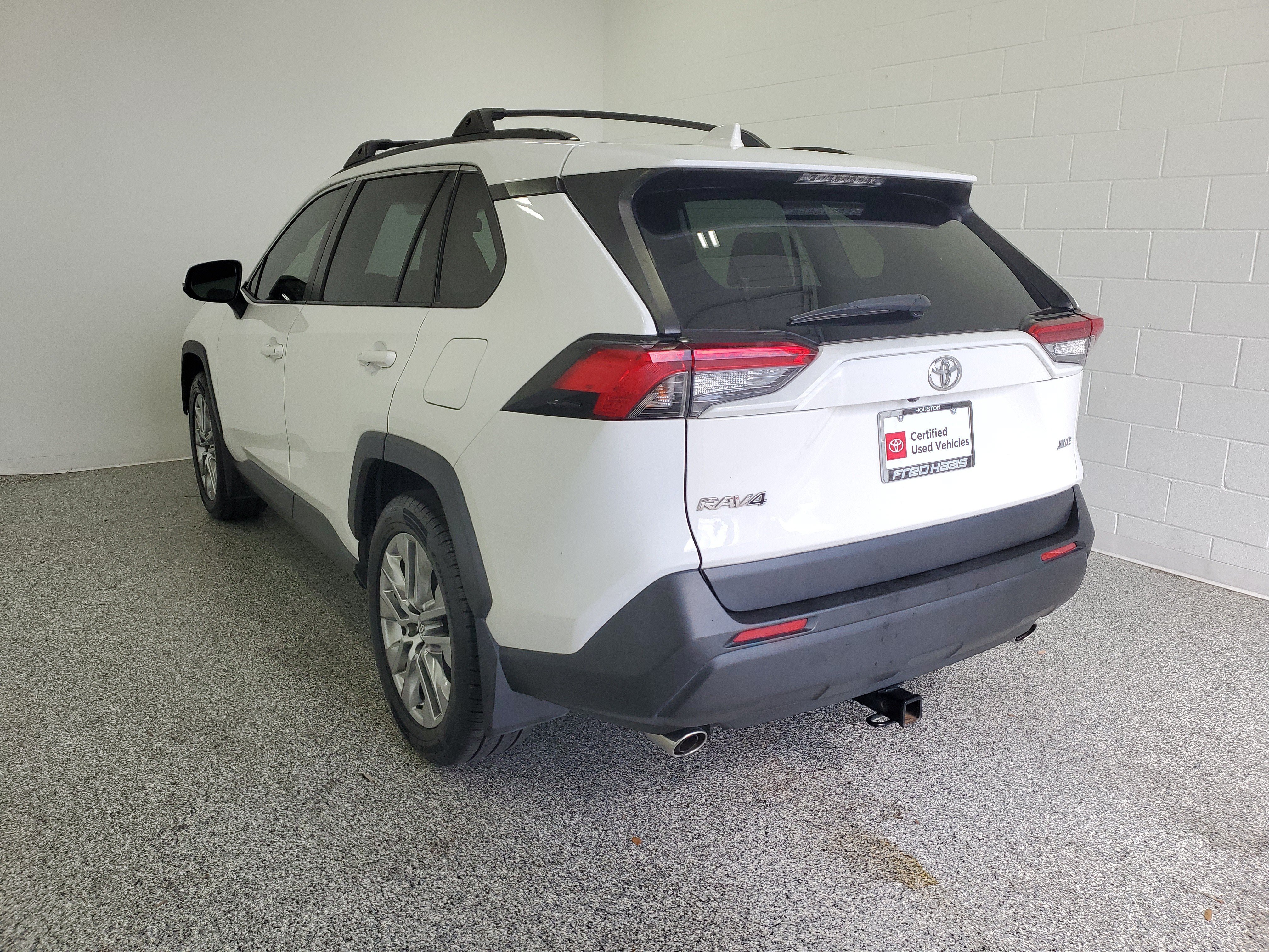 Certified Used 2020 Super White Toyota XLE Premium image 3