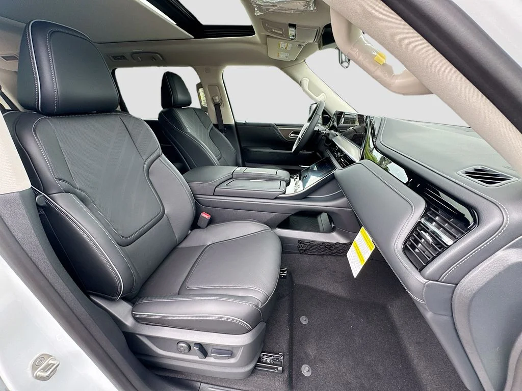 New 2026 RADIANT WHITE INFINITI Luxe 4WD image 31