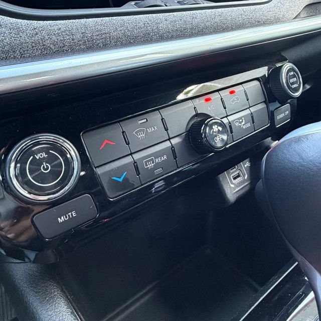 Used 2024 White Jeep Latitude image 24