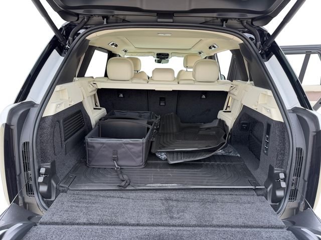 New 2026 Ostuni Pearl White Land Rover SE image 18