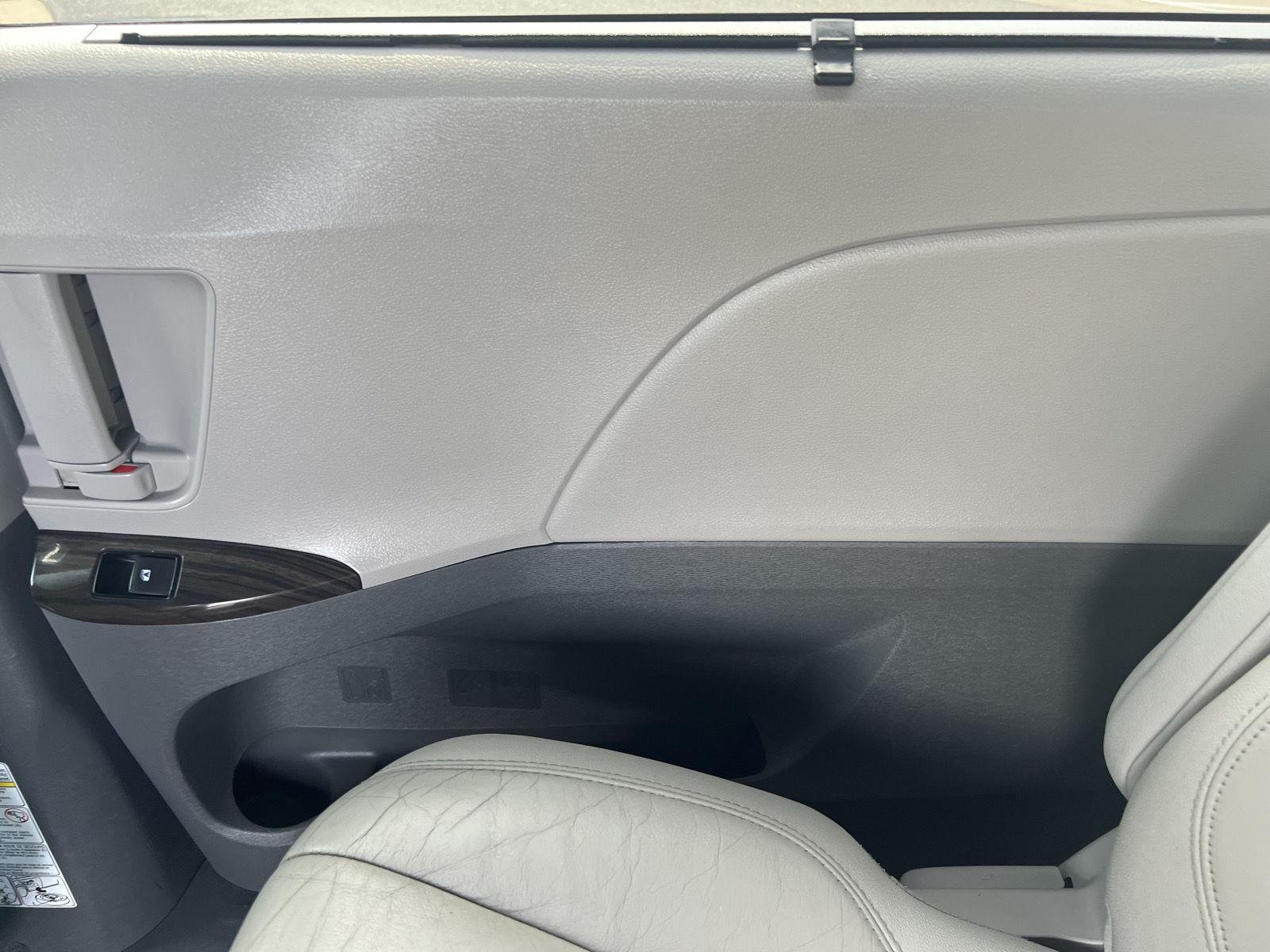 2016 Toyota Sienna XLE - Photo 31