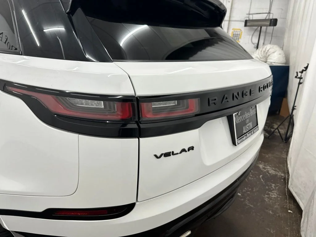 Used 2023 White Land Rover R-Dynamic S MHEV image 11