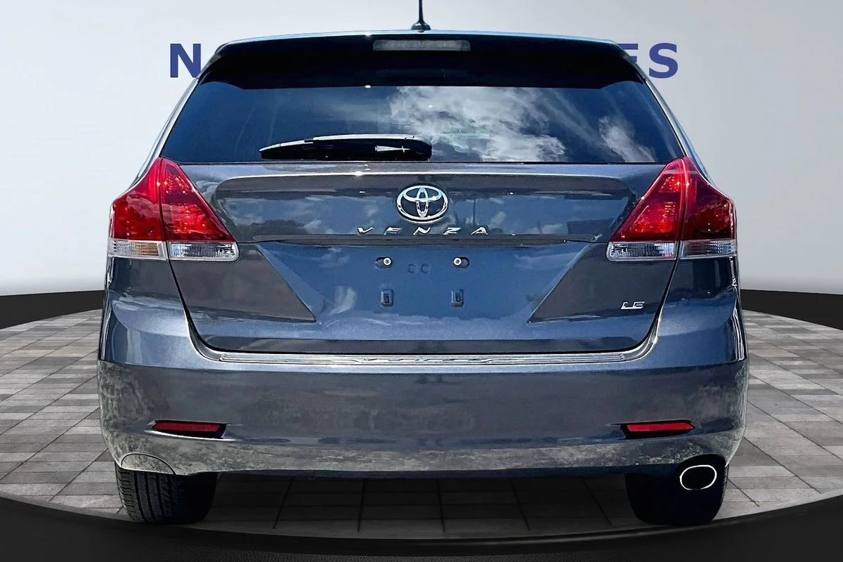 Used 2013 Gray Toyota LE image 5