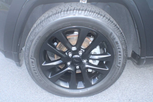 Used 2019 Diamond Black Crystal Pearlcoat Jeep Altitude image 5