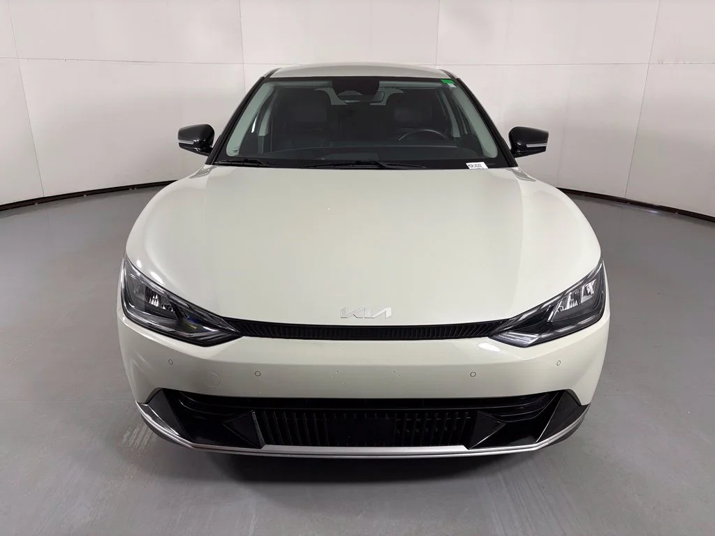 Used 2023 White Kia Wind image 3