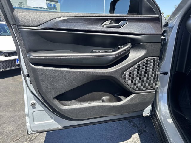 Used 2023 Silver Jeep Laredo image 20