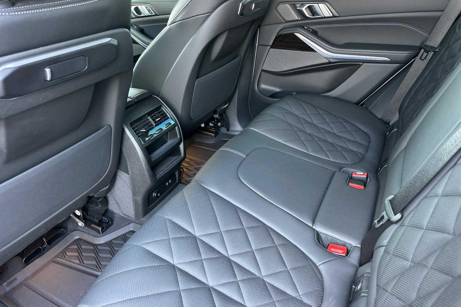 Used 2025 Gray BMW xDrive40i image 14