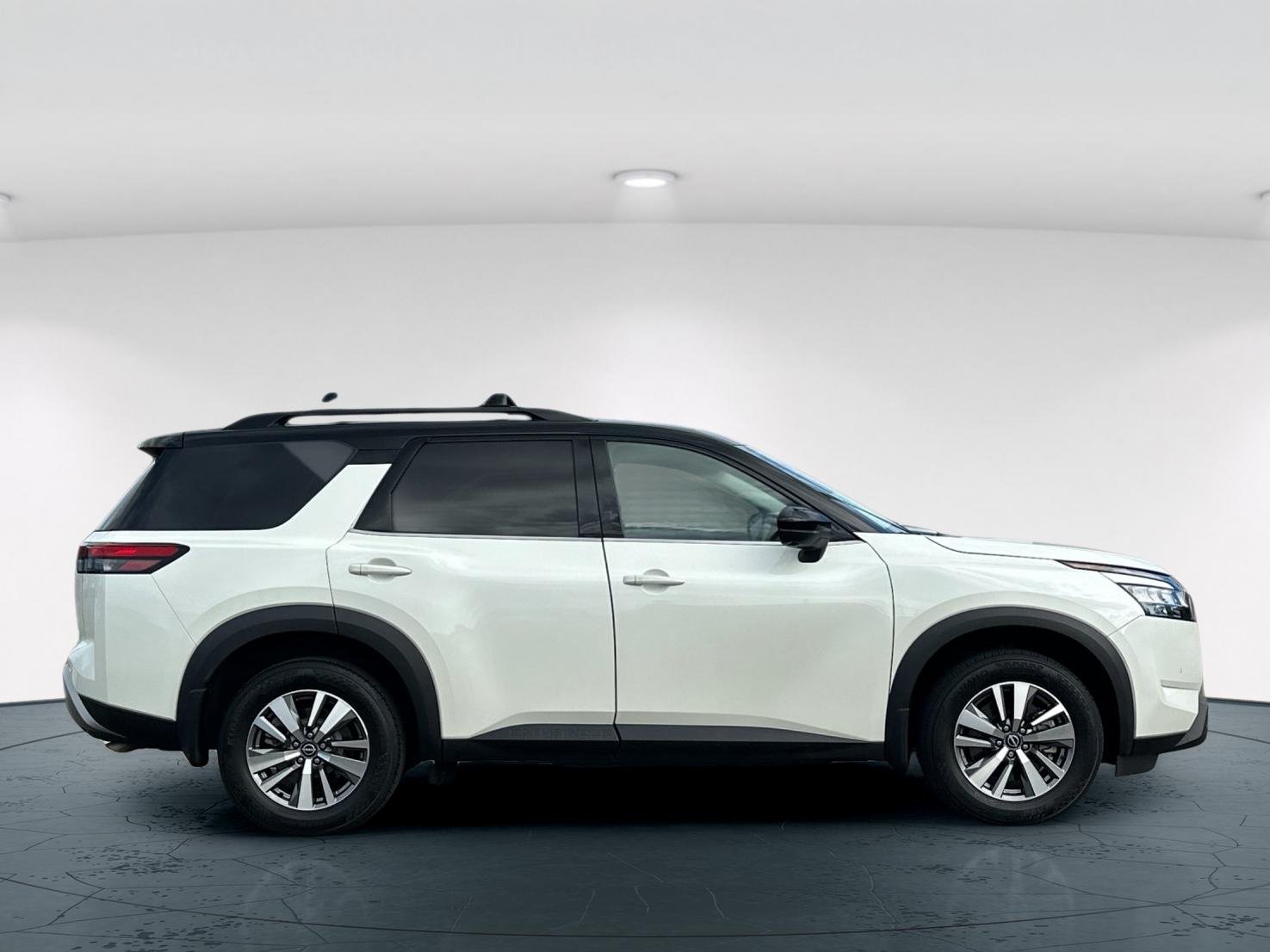 Used 2023 Pearl White Nissan SL 4D Sport Utility image 7