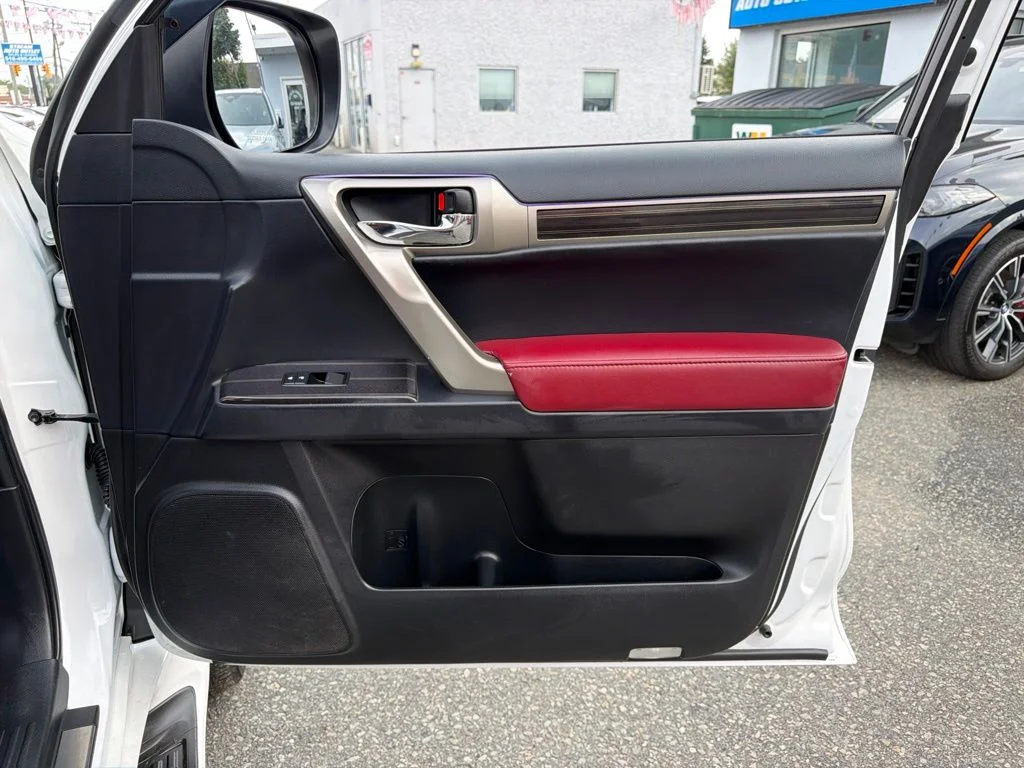 Used 2021 White Lexus 460 image 18