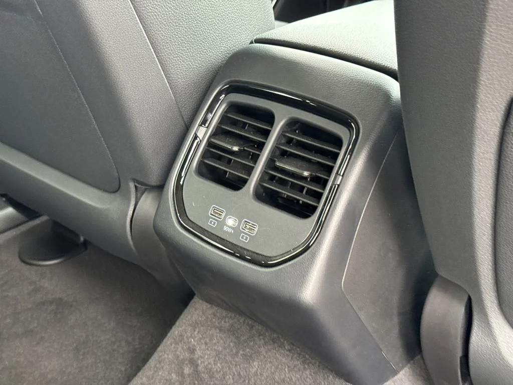 2025 VinFast VF 8 Eco - Photo 17