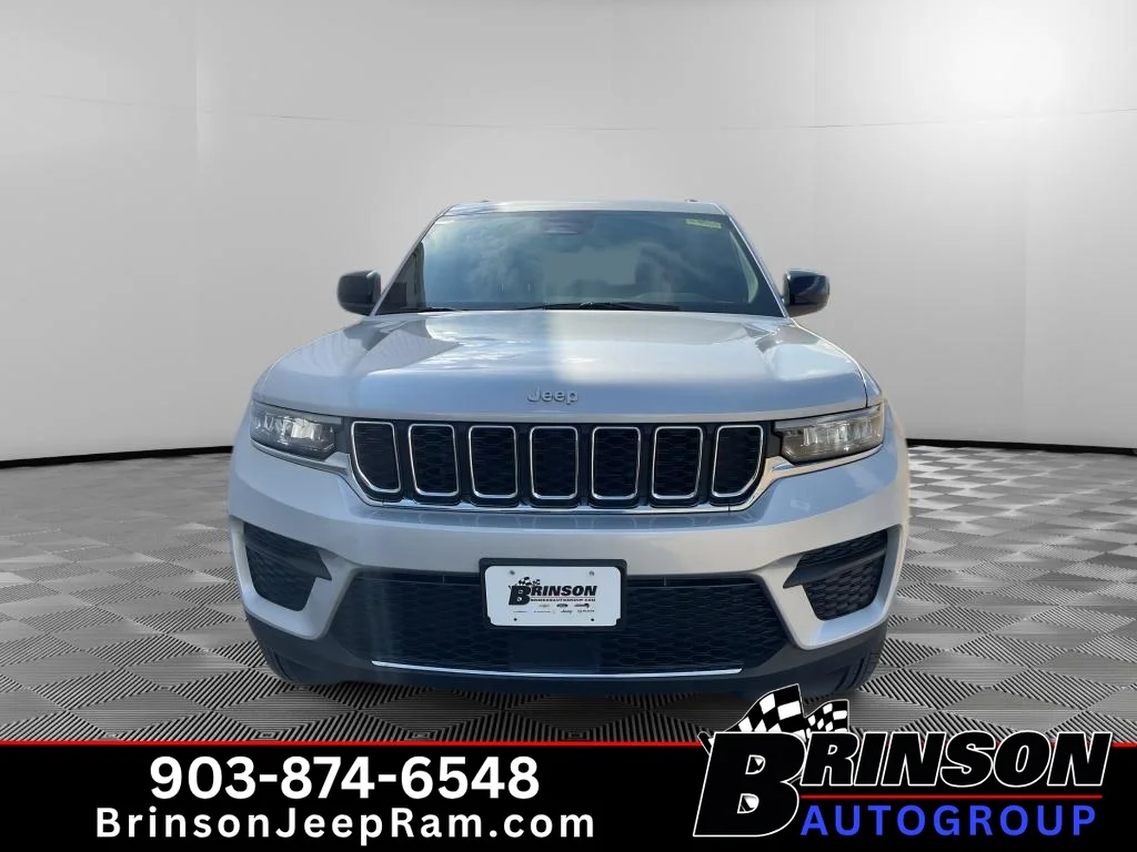 New 2026 Silver Zynith Exterior Paint Jeep Laredo X image 2