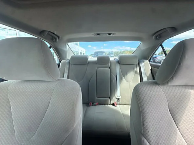 Used 2009 Green Toyota LE image 17