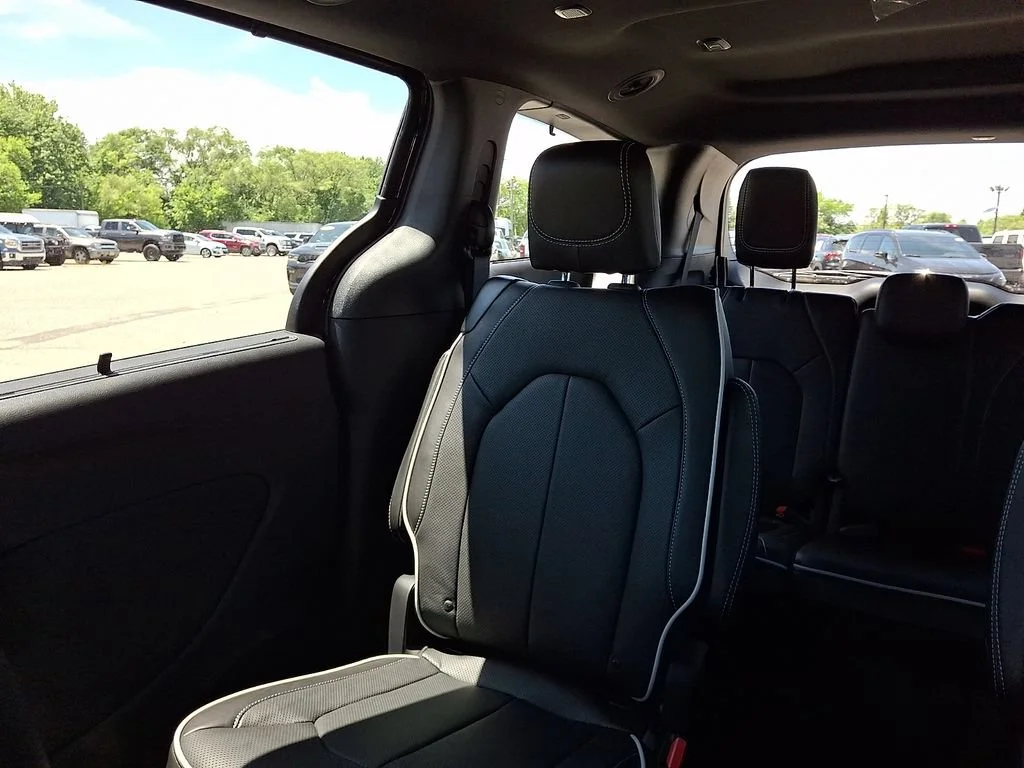 New 2027 Diamond Black Crystal Pearlcoat Chrysler Limited image 13