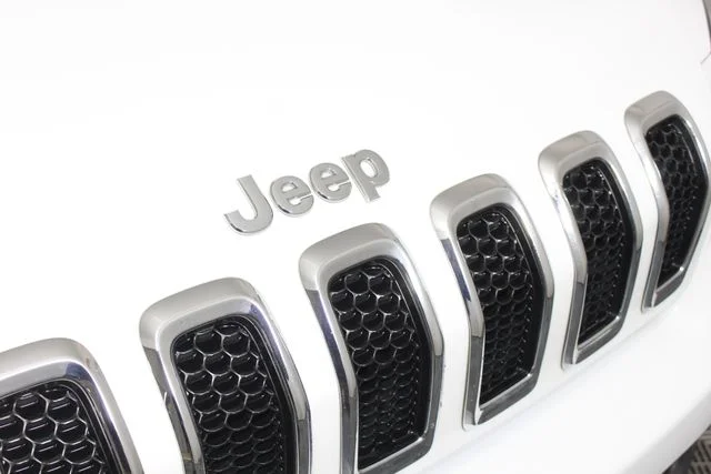 Used 2015 White Jeep Latitude image 25