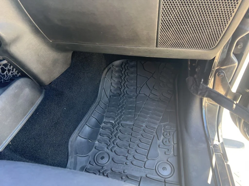 Used 2015 Black Jeep Sahara image 27