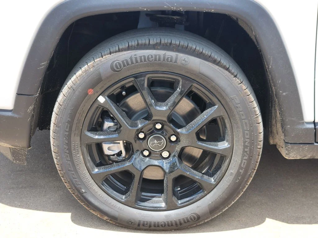 New 2026 Bright White Clear-Coat Exterior Paint Jeep Latitude image 7