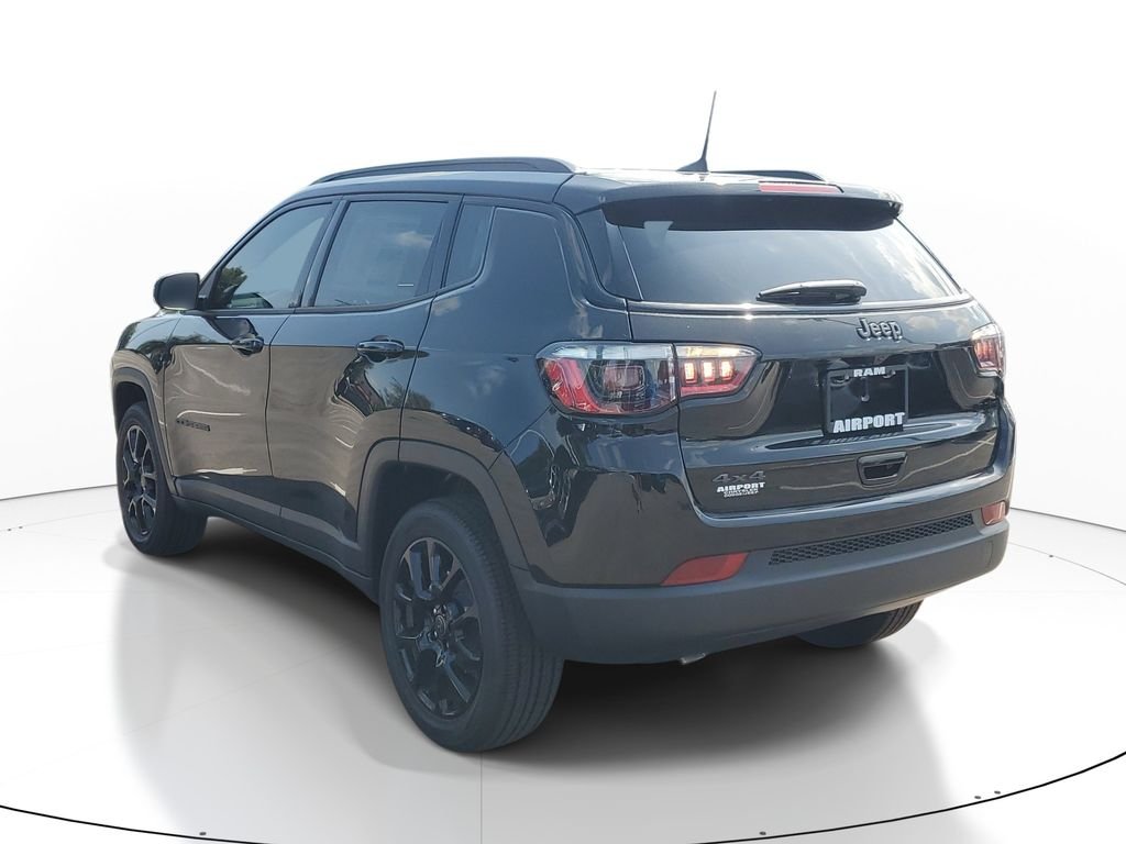 New 2026 Diamond Black Crystal Pearlcoat Jeep Latitude image 2