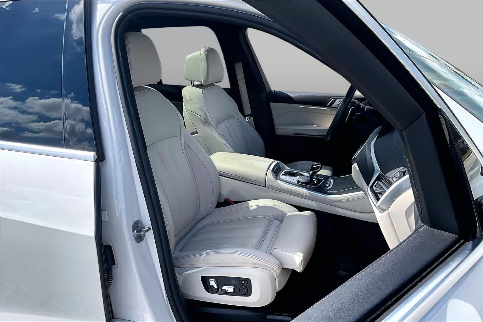 Used 2022 Mineral White Metallic BMW xDrive40i image 9