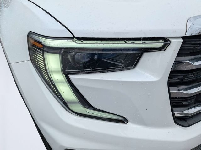 Used 2024 White GMC Elevation image 9