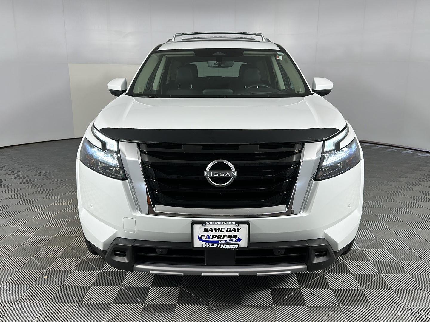 Certified Used 2025 Everest White Pearl Tricoat Nissan Platinum image 18