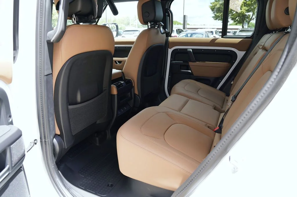 New 2026 Fuji White Land Rover X-Dynamic SE image 33