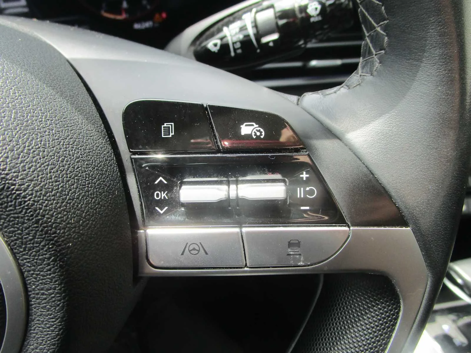 Certified Used 2024 Ecotronic Gray Hyundai Limited image 32