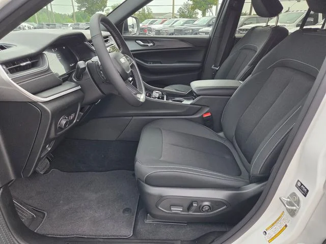 New 2026 Bright White Clear-Coat Exterior Paint Jeep Laredo X image 3