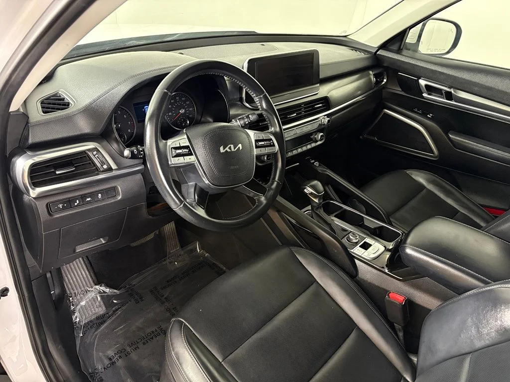 Used 2022 White Kia S image 17