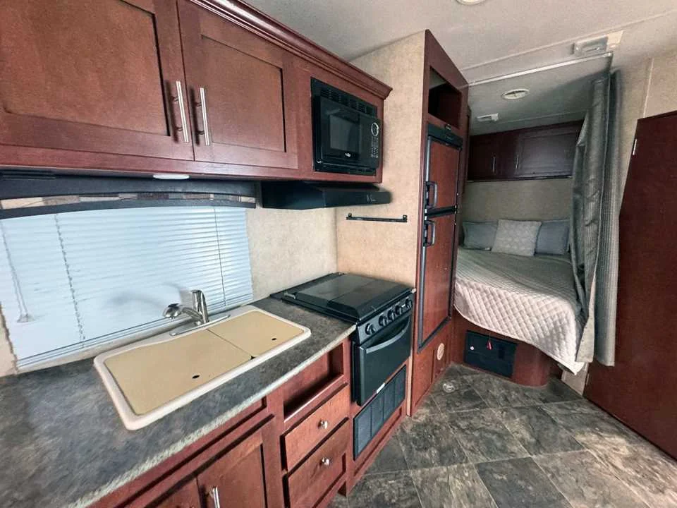 Used 2015  FOREST RIVER  image 15