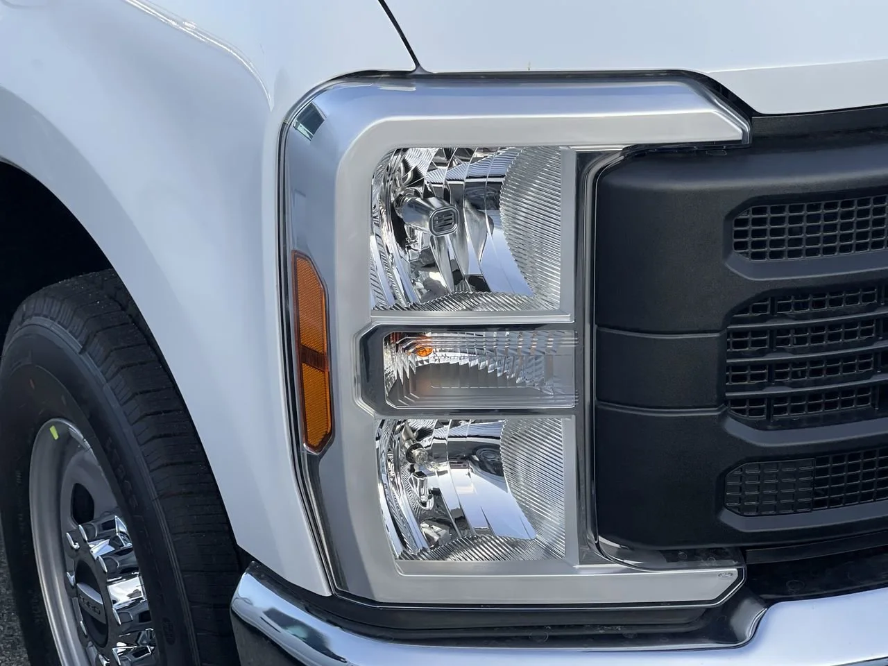 New 2026 Oxford White Ford XL image 7
