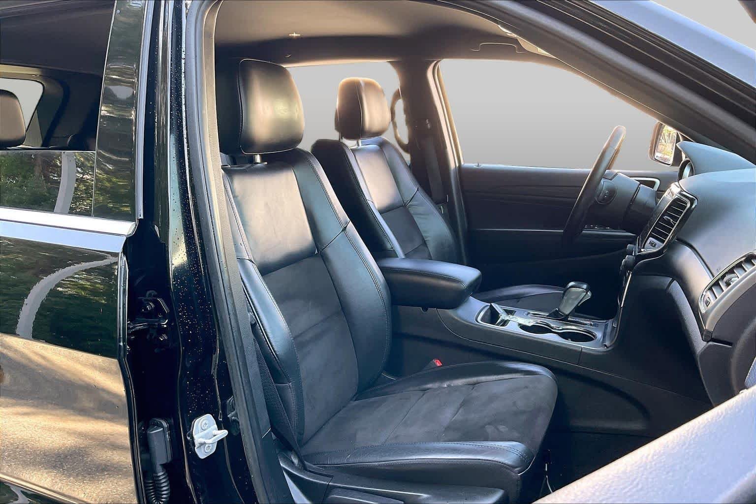 Used 2021 Diamond Black Crystal Pearlcoat Jeep Laredo X image 8