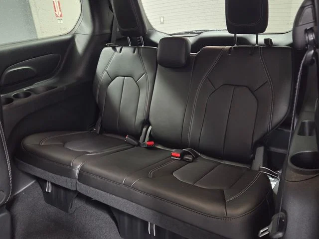 New 2027 Diamond Black Crystal Pearl-Coat Exterior Paint Chrysler Select image 9