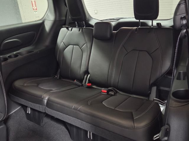 New 2027 Diamond Black Crystal Pearl-Coat Exterior Paint Chrysler Select image 9