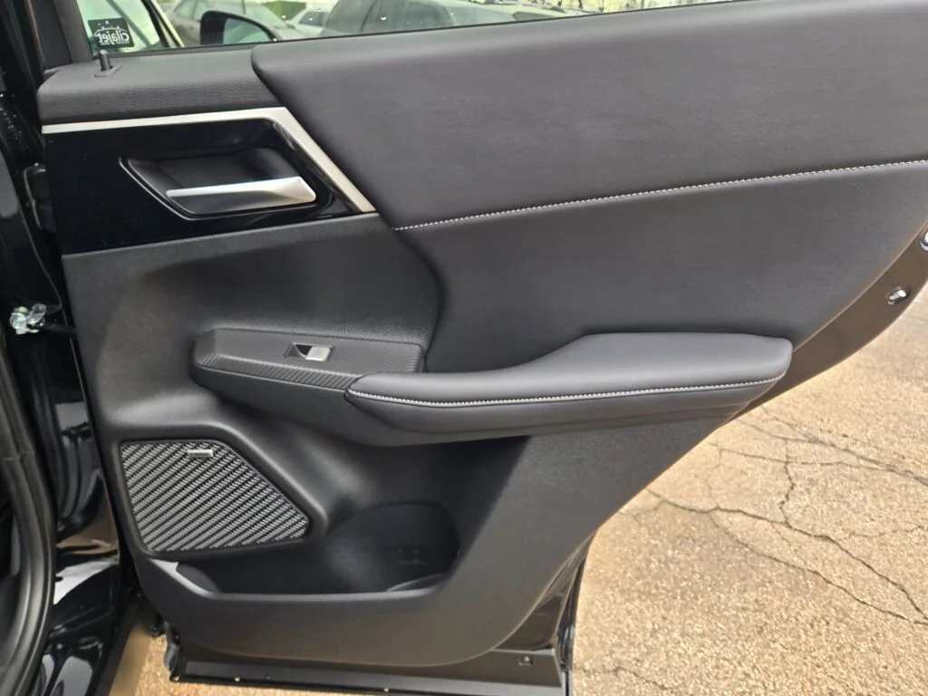 New 2026 Black Mitsubishi SE image 8