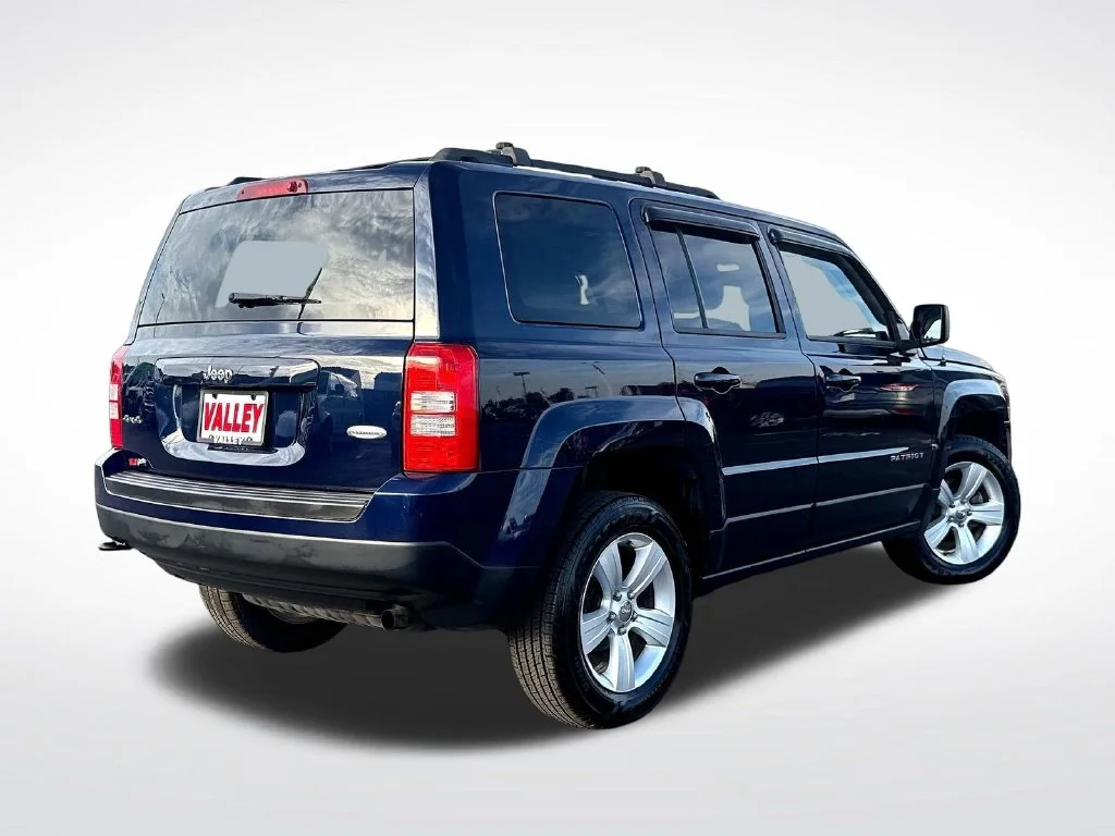 Used 2015 True Blue Pearlcoat Jeep Latitude image 11