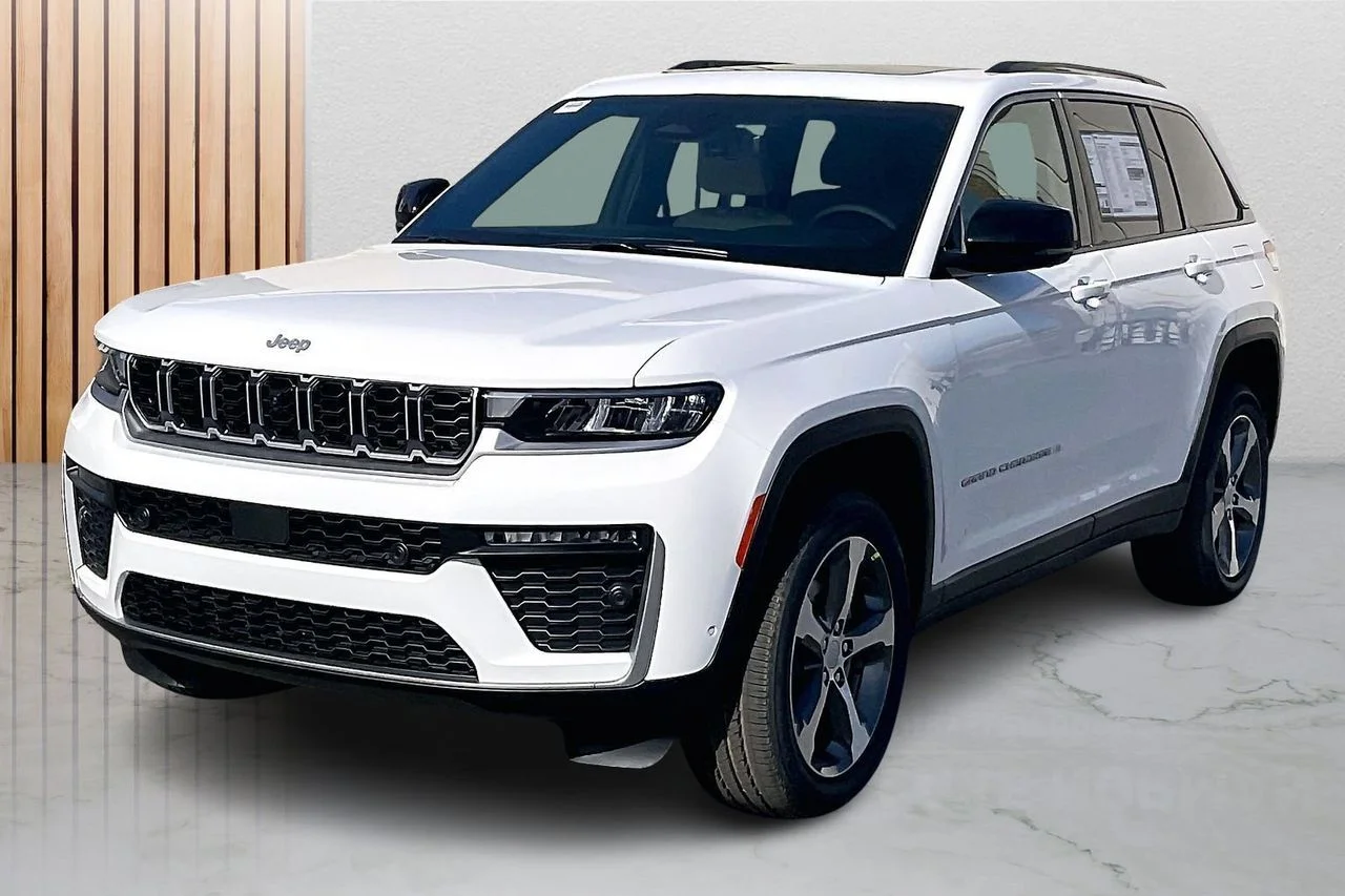 New 2026 Bright White Clear-Coat Exterior Paint Jeep Limited image 4