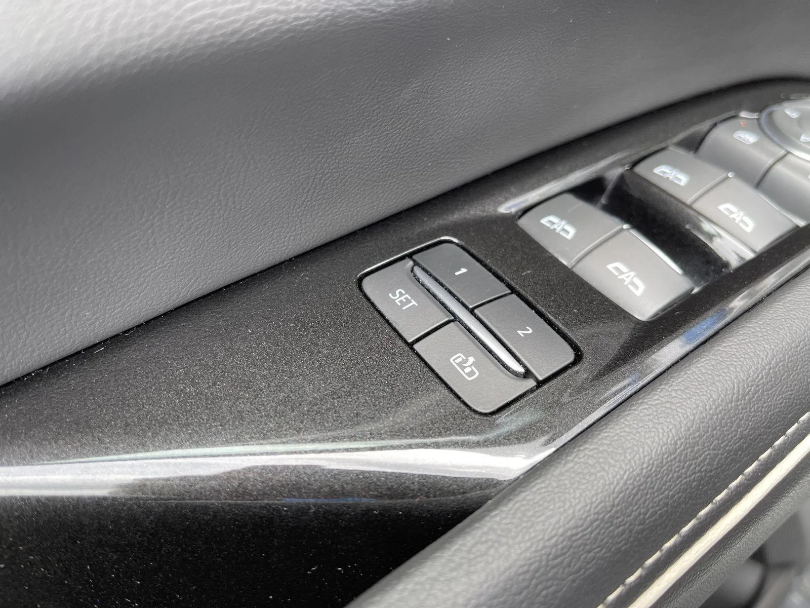 2024 Cadillac Escalade Premium Luxury - Photo 17