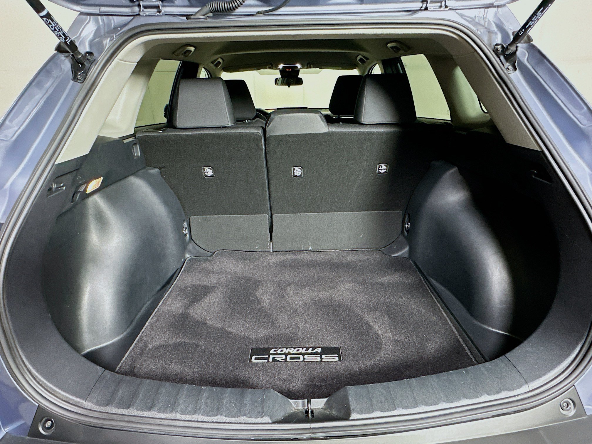 Used 2022 Celestite Toyota LE image 30