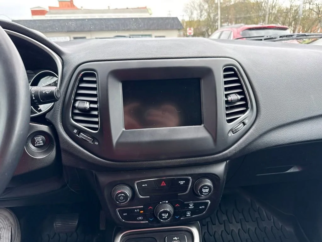 Used 2019 White Clearcoat Jeep Latitude image 21