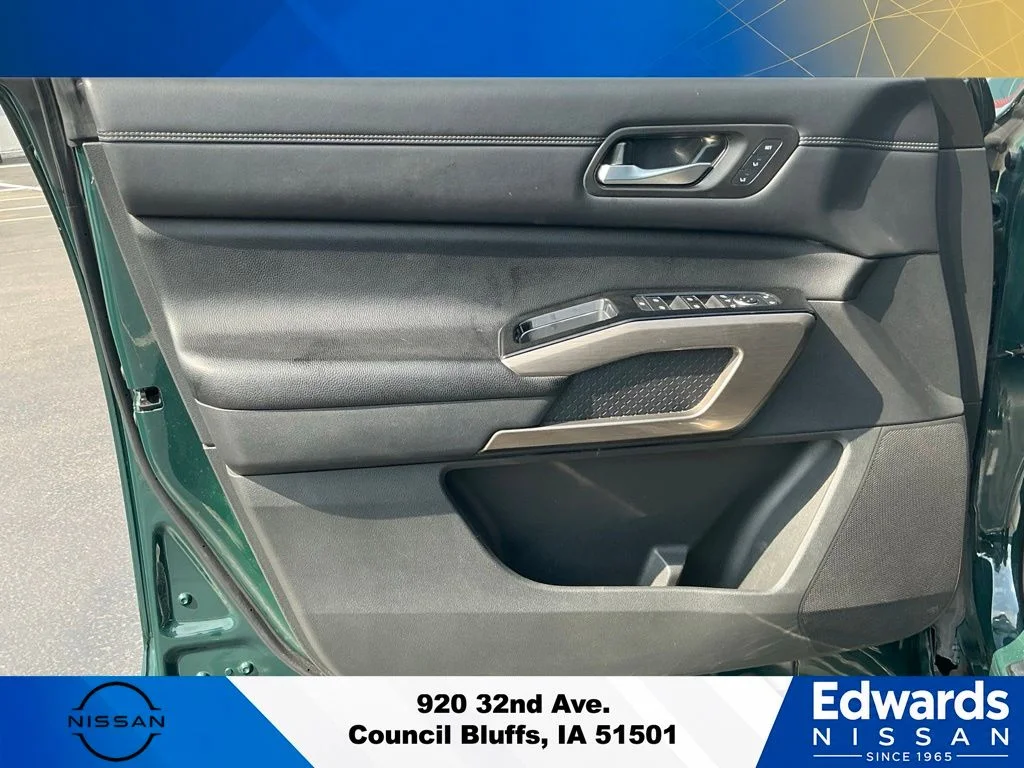 Used 2022 Black Nissan Platinum image 24