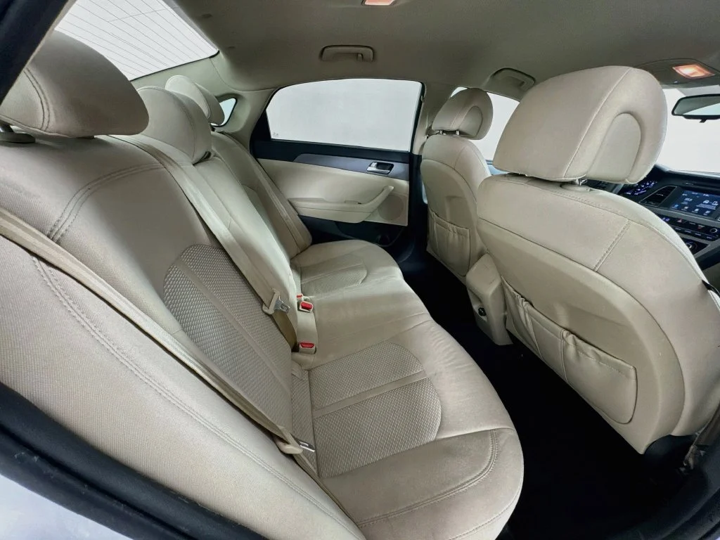Used 2017 Quartz White Pearl Hyundai SE image 30
