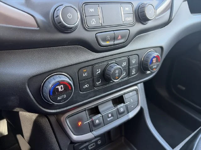 Used 2024 White GMC AT4 image 19
