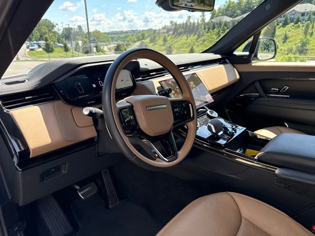 Used 2023 Fuji White Land Rover SE Dynamic image 8