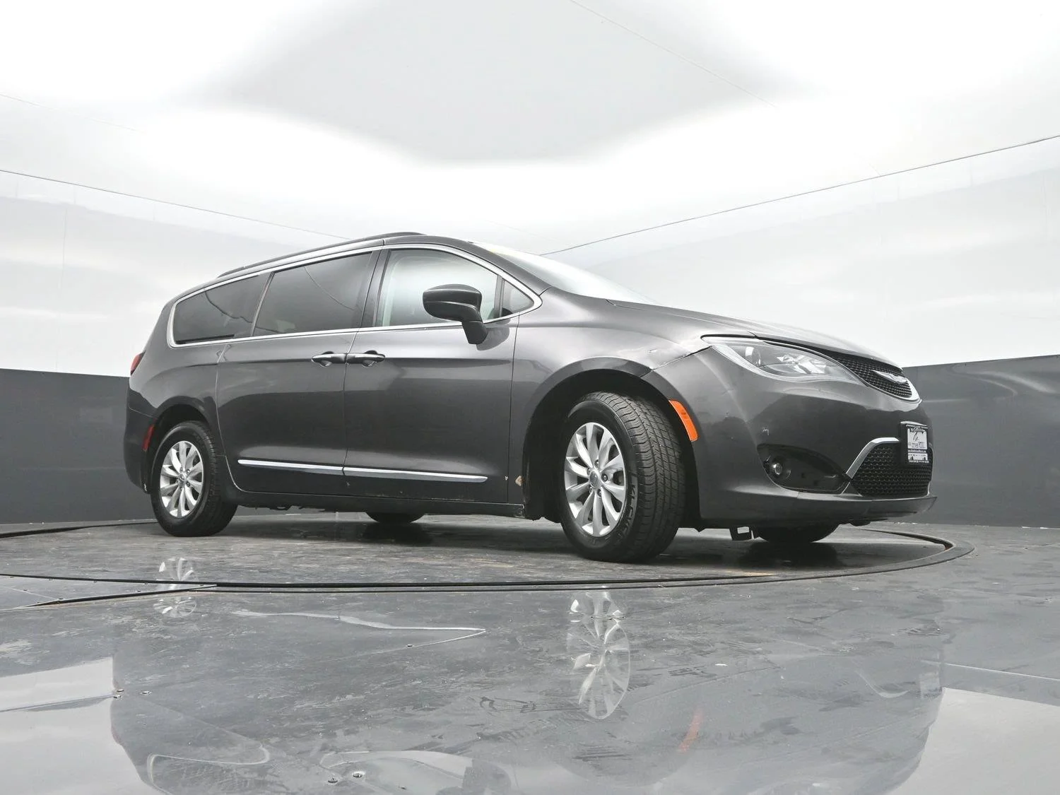 Used 2017 Granite Crystal Metallic Clearcoat Chrysler Touring-L image 32