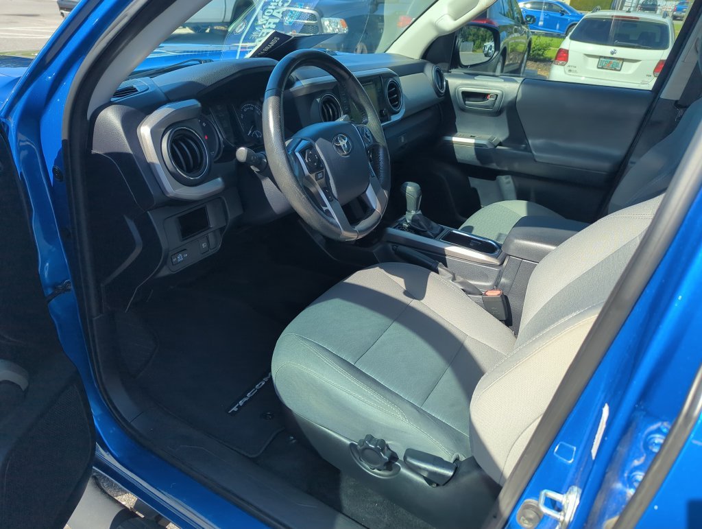 Used 2018 Blue Toyota SR5 image 8
