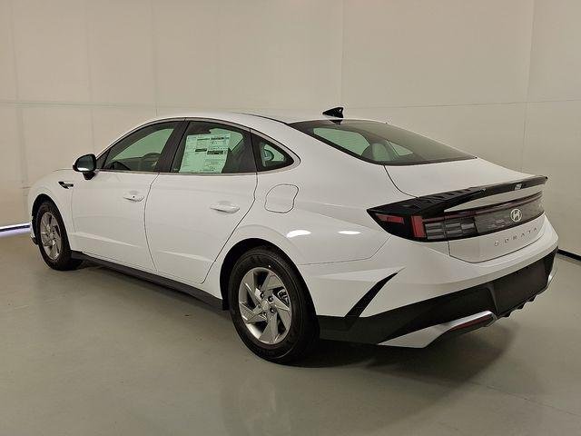 New 2026 White Hyundai SE image 5