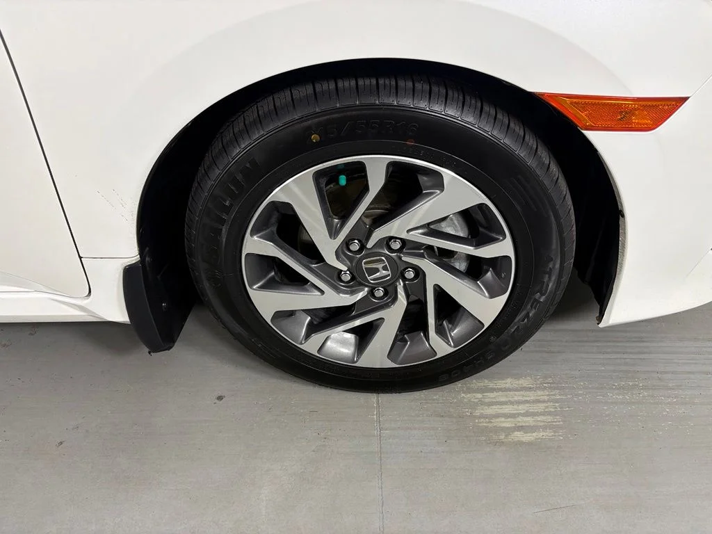 Used 2018  Honda EX image 10