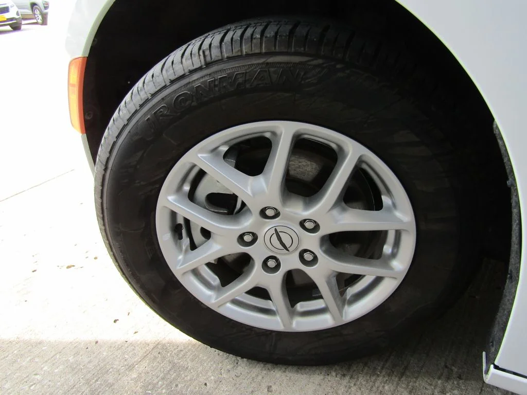Used 2023 White Chrysler LX image 27